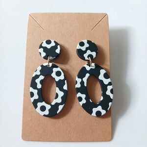 Fashion Jewelry Black and White Floral Earrings
